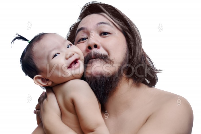  رجل فلبيني يضم طفلته ويبتسم ويضع وجهه على وجهها وهي تضحك  