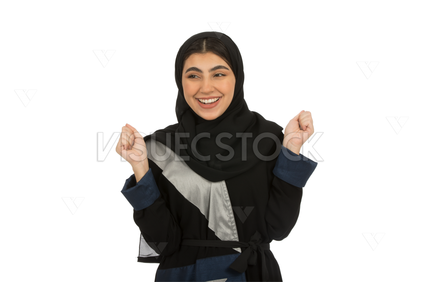  امرأة عربية ترتدي العباية و الجاب تشعر بالسعاد  