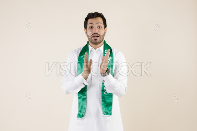 رجل سودي يلف علم السعوديه حول عنقه ويصف  