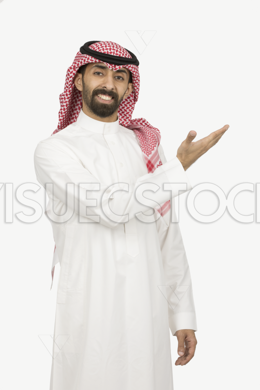  رجل عربي سعودي مبتسم يرتدي ثوب أبيض و شماغ و يشير بيده اليمين إلى يساره  