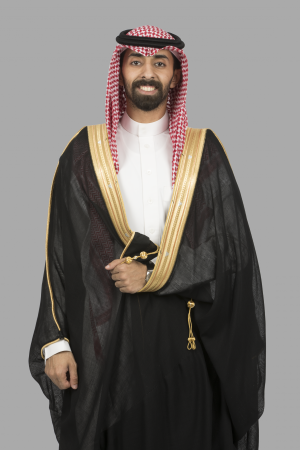 رجل عربي سعودي يرتدي البشت يبتسم للتقاط صوة . رجل عربي سعودي يقف أمام الكامير مرتدياً البشت ويبتسم