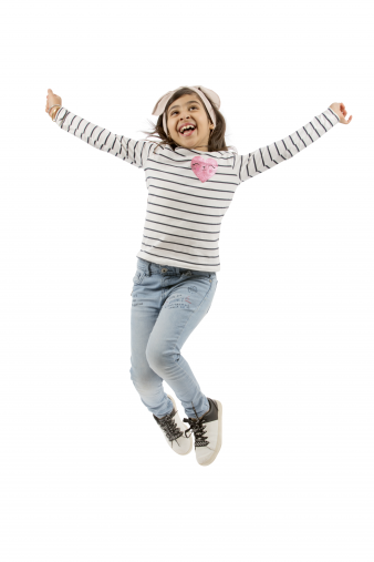 طفلة عربية خليجية جميلة تقفز بفرح و احتفال