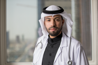طبيب (دكتور) عربي سعودي يرتدي السماعة الطبية حول عنقه