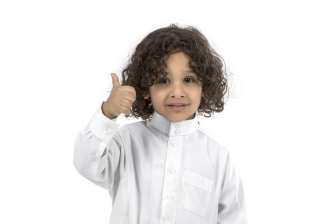 طفل عربي سعودي يرتدي ثوب أبيض ويبتسم مع الإشارة إلى أن الأمر جيدا
