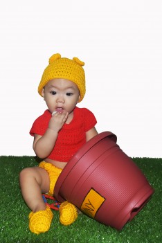 طفلة صغيرة جملية ترتدي قبعه وتلعب بوعاء
