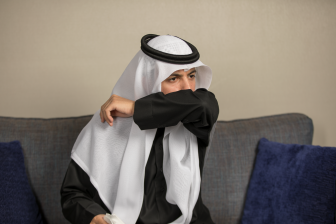 رجل عربي سعودي يسعل و يغطي فمه بكوعه
